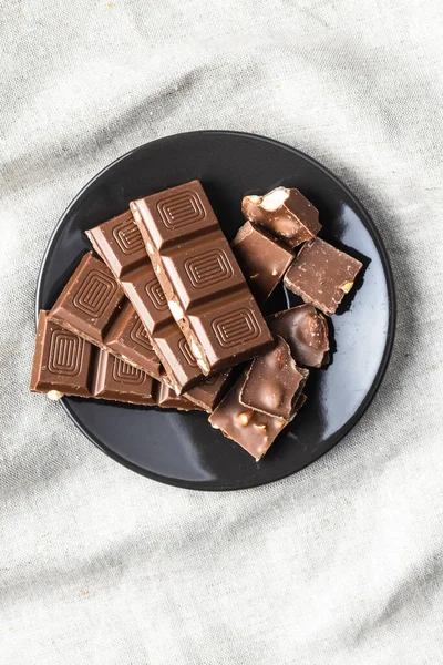 Een Chocoladereep Het Bord Bovenaanzicht — Stockfoto