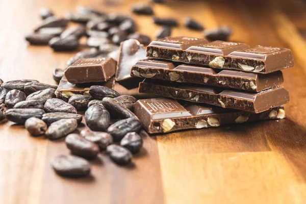 Sütlü Çikolata Kakao Çekirdekleri Ahşap Masada — Stok fotoğraf