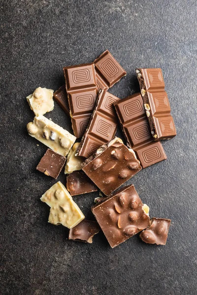 Chocoladerepen Donkere Witte Notenchocolade Zwarte Tafel Bovenaanzicht — Stockfoto