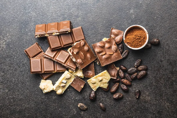 ミルクチョコレートバー ココアパウダーとココア豆とダーク ホワイトナッツチョコレート トップ表示 — ストック写真