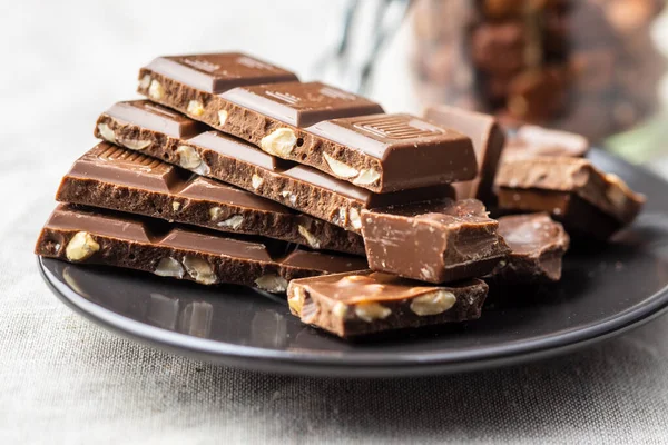 ミルクチョコレートバー プレート上のダークナッツチョコレート — ストック写真