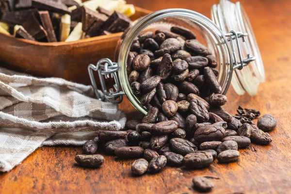 Kakaobönor Burk Träbord Kakao Frukt Trä Bakgrund — Stockfoto