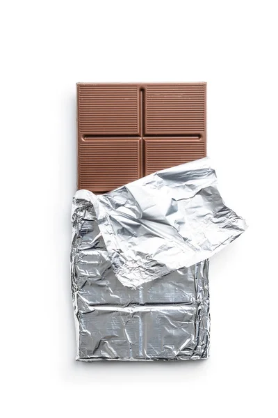 Завернутая Шоколадная Плитка Алюминиевой Фольги Белом Фоне — стоковое фото