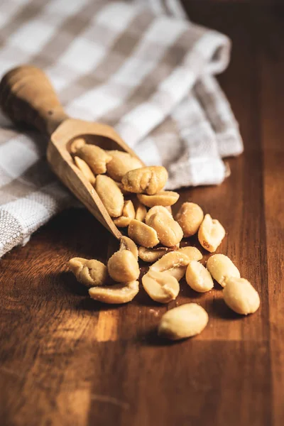 Geröstete Gesalzene Erdnüsse Knusprige Nüsse Schaufel Auf Holztisch — Stockfoto