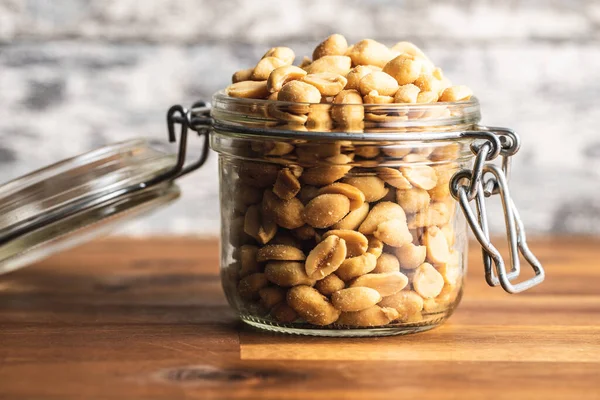 Geröstete Gesalzene Erdnüsse Knusprige Nüsse Glas Auf Holztisch — Stockfoto