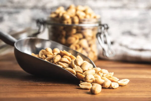 Geröstete Gesalzene Erdnüsse Knusprige Nüsse Metallschaufel Auf Holztisch — Stockfoto