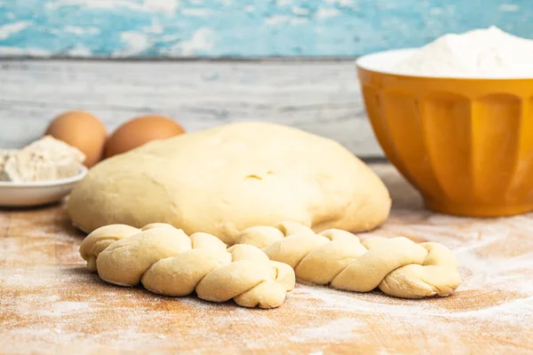 Pişmemiş Örülmemiş Çörek Hamuru Çiğ Hamur Pişmemiş Çörekler — Stok fotoğraf