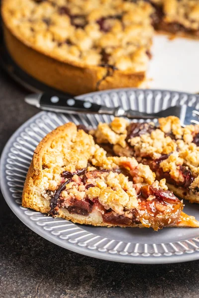 Tarte Aux Prunes Couper Des Morceaux Tarte Sur Assiette — Photo