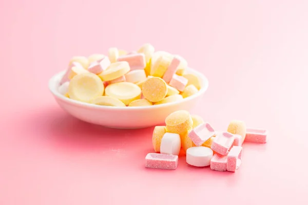Meng Van Harde Kleurrijke Snoepjes Roze Achtergrond — Stockfoto