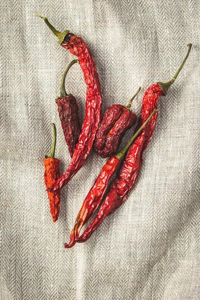 Sušené Červené Chilli Papričky Ubrusu Horní Pohled — Stock fotografie