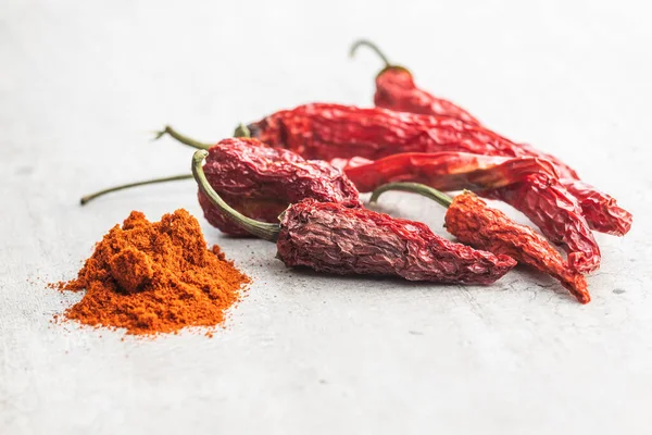 Sušené Červené Chilli Papričky Chilli Prášek Koření Kuchyňském Stole — Stock fotografie