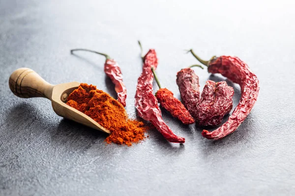 Sušené Červené Chilli Papričky Chilli Prášek Koření Dřevěné Lopatce — Stock fotografie