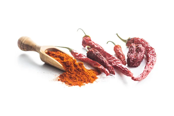 Sušené Červené Chilli Papričky Chilli Prášek Dřevěné Kopečky Izolované Bílém — Stock fotografie