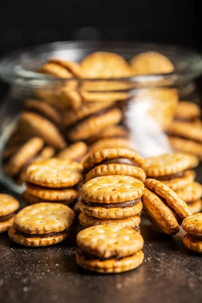 Mini Galletas Sándwich Crema Mesa Negra — Foto de Stock