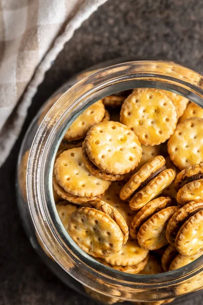 瓶の中のミニクリームサンドイッチクッキー トップ表示 — ストック写真