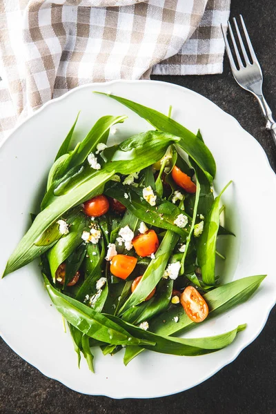 Insalata Fresca Con Aglio Selvatico Pomodori Formaggio Feta Sul Piatto — Foto Stock