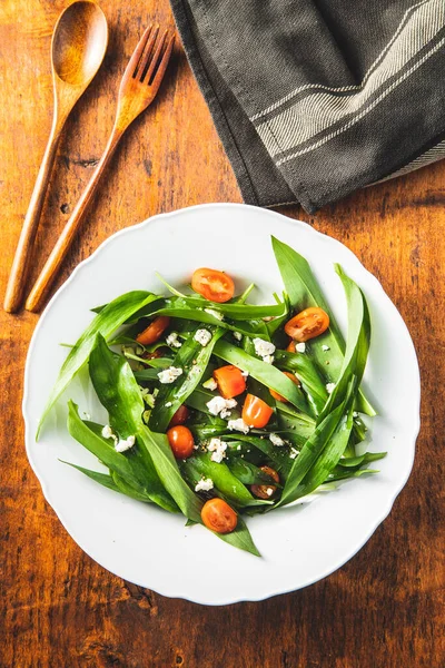 Insalata Fresca Con Aglio Selvatico Pomodori Formaggio Feta Sul Piatto — Foto Stock