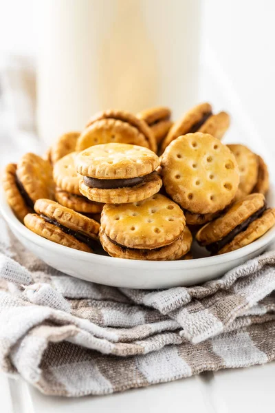 Mini Biscoitos Sanduíche Creme Tigela Mesa Branca — Fotografia de Stock