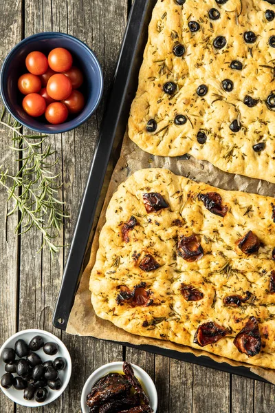 Focaccia Italienne Maison Pâtisseries Italiennes Traditionnelles Aux Olives Noires Tomates — Photo