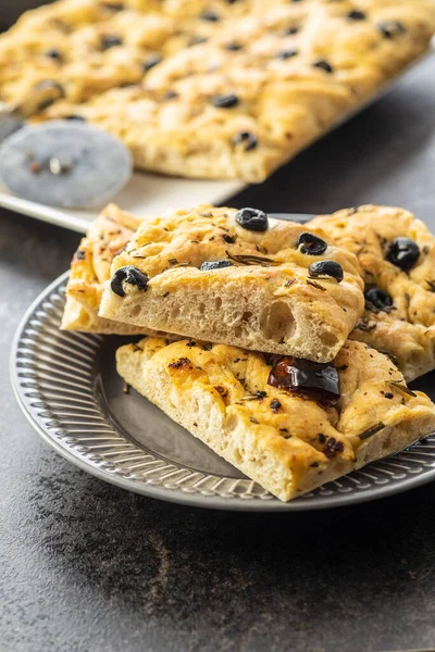 Focaccia Italienne Maison Pâtisseries Italiennes Traditionnelles Aux Olives Noires Tomates — Photo