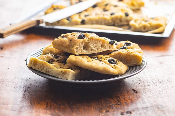 Hausgemachte Italienische Focaccia Traditionelles Italienisches Gebäck Mit Oliven Auf Holztisch — Stockfoto