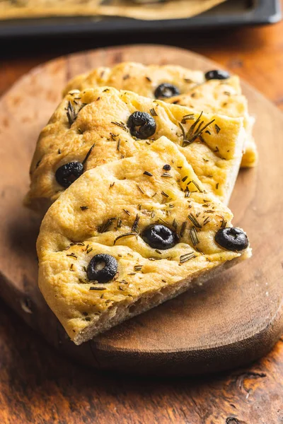 Yapımı Talyan Focaccia Ahşap Masada Zeytinli Geleneksel Talyan Hamur Işleri — Stok fotoğraf