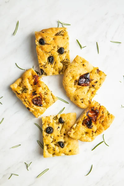 Focaccia Italienne Maison Pâtisseries Italiennes Traditionnelles Avec Tomates Séchées Olives — Photo