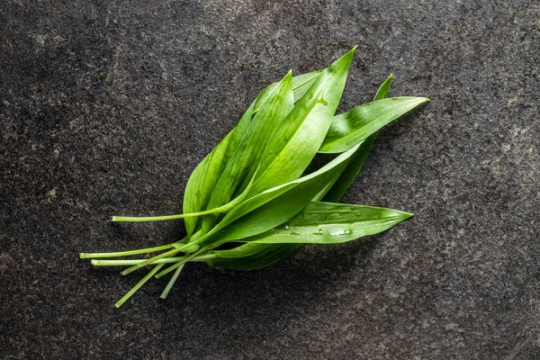 Green Wild Garlic Leaves Ramsons Leaves Black Table — Stock Photo, Image