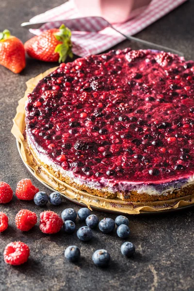 Bolo Baga Doce Torta Com Mirtilos Framboesas Bolo Inteiro — Fotografia de Stock