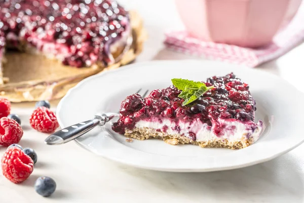 Bolo Baga Doce Torta Com Mirtilos Framboesas Prato — Fotografia de Stock