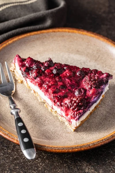 Bolo Baga Doce Torta Com Mirtilos Framboesas Prato — Fotografia de Stock