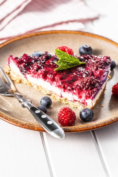 Bolo Baga Doce Torta Com Mirtilos Framboesas Prato — Fotografia de Stock