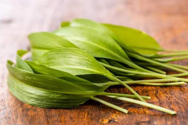 Green Wild Garlic Leaves Ramsons Leaves Wooden Table — Stock Photo, Image