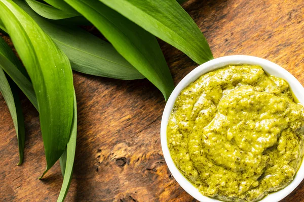 Pesto All Aglio Selvatico Foglie Ramson Verdi Sul Tavolo Legno — Foto Stock