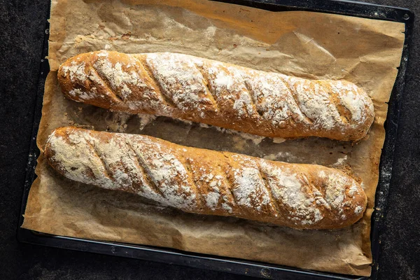Dua Roti Gandum Segar Baguette Roti Atas Kertas Kue Tampilan — Stok Foto