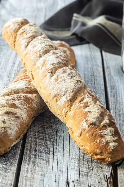 Tahta Masada Taze Tahıllı Ekmek Ekmeği — Stok fotoğraf