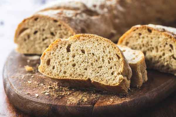 Skivad Färsk Fullkornsbaguette Skärbräda — Stockfoto