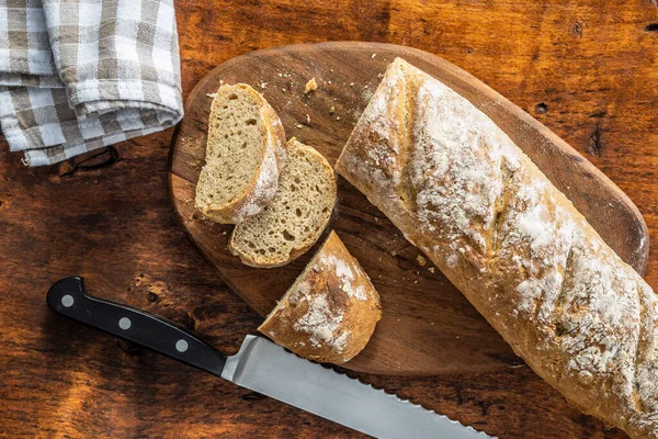 Friss Teljes Kiőrlésű Kenyérbagettet Szeletelt Asztalra Felülnézet — Stock Fotó