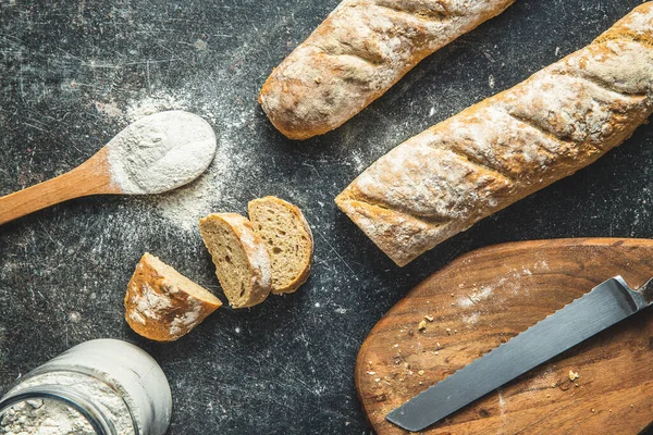 Baguette Pain Grains Entiers Frais Sur Table Noire Vue Dessus — Photo