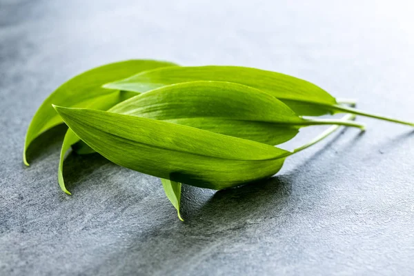 Зеленые Дикие Листья Чеснока Кухонном Столе — стоковое фото