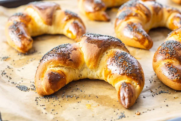 Croissants Caseiros Doces Com Papoula Papel Manteiga — Fotografia de Stock