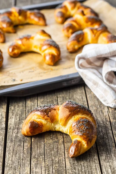 Croissants Caseiros Doces Com Papoula Mesa Madeira — Fotografia de Stock