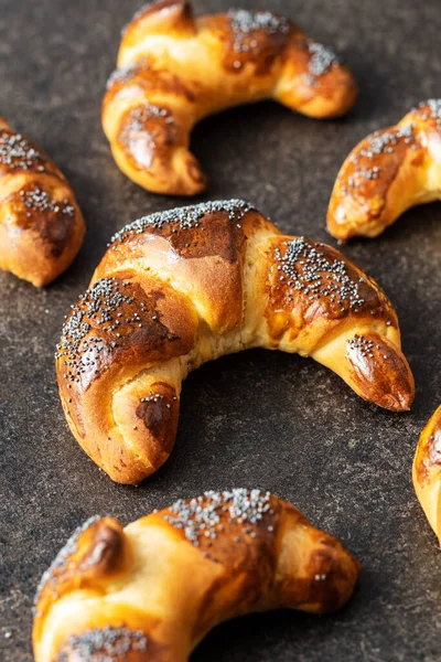 Croissants Caseiros Doces Com Papoula Mesa Preta — Fotografia de Stock