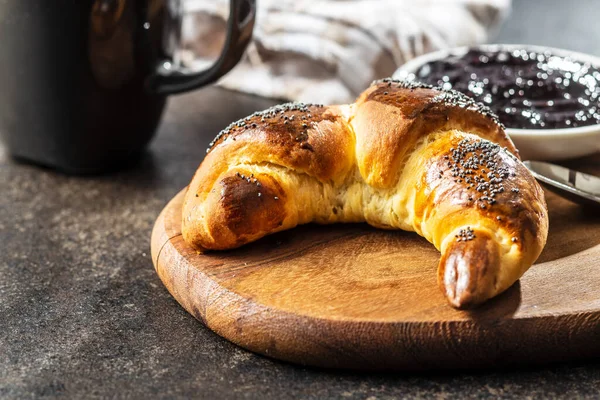 Croissants Caseiros Doces Com Papoula Mesa Cozinha — Fotografia de Stock