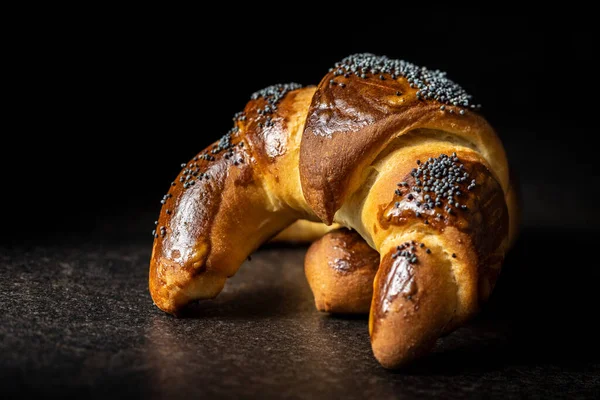 Croissants Maison Sucrés Pavot Sur Table Noire — Photo