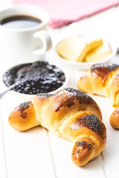 Süße Hausgemachte Croissants Mit Mohn Marmelade Und Butter Auf Weißem — Stockfoto