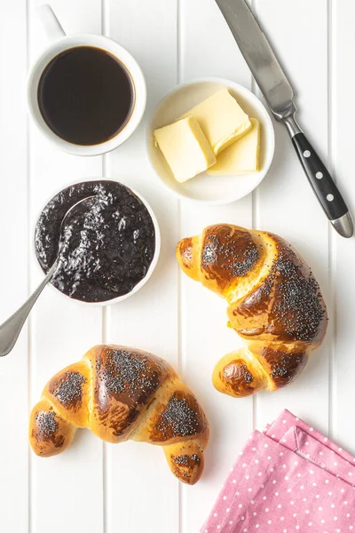 Zoete Zelfgemaakte Croissants Met Papaver Jam Boter Witte Tafel Bovenaanzicht — Stockfoto