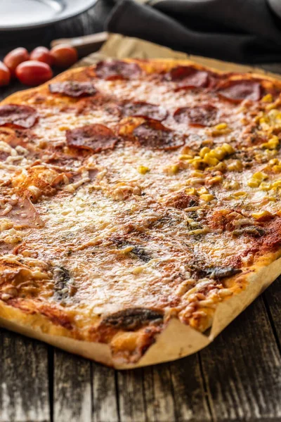 Házi Készítésű Olasz Pizza Asztalon — Stock Fotó