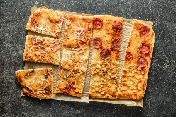 Des Morceaux Pizza Italienne Maison Sur Papier Cuisson Vue Dessus — Photo