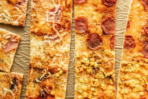 Des Morceaux Pizza Italienne Maison Sur Papier Cuisson Vue Dessus — Photo